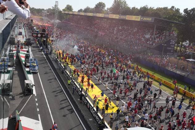 07.09.2025, Autodromo Nazionale Monza, Monza, FORMULA 1 PIRELLI GRAN PREMIO D™ITALIA 2025 , im Bild Die Zuschauer stürmen die Start-Zielgerade in Monza. (Photo by Hasan Bratic DeFodi Images)