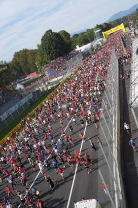 07.09.2025, Autodromo Nazionale Monza, Monza, FORMULA 1 PIRELLI GRAN PREMIO D™ITALIA 2025 , im Bild Die Zuschauer stürmen die Start-Zielgerade in Monza. (Photo by Hasan Bratic DeFodi Images)