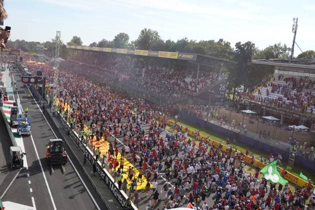 07.09.2025, Autodromo Nazionale Monza, Monza, FORMULA 1 PIRELLI GRAN PREMIO D™ITALIA 2025 , im Bild Die Zuschauer stürmen die Start-Zielgerade in Monza. (Photo by Hasan Bratic DeFodi Images)