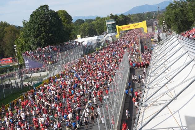 07.09.2025, Autodromo Nazionale Monza, Monza, FORMULA 1 PIRELLI GRAN PREMIO D™ITALIA 2025 , im Bild Die Zuschauer stürmen die Start-Zielgerade in Monza. (Photo by Hasan Bratic DeFodi Images)