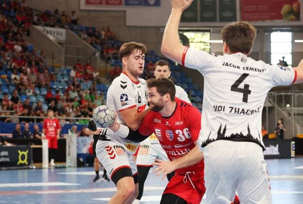 07.09.2025, Deutschland, Bietigheim, Handball 2. Bundesliga, SG BBM Bietigheim vs. VfL Lübeck-Schwartau, v.l. Rasmus Willette Houmöller (VfL), Jonathan Fischer (BBM), Paul Holzhacker (VfL)
