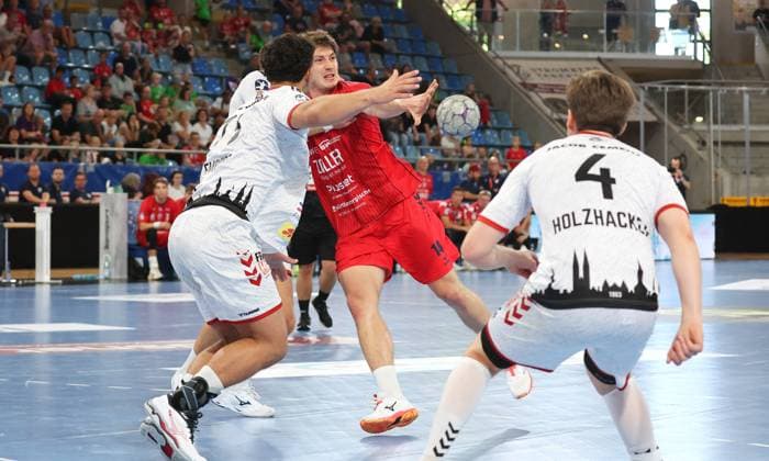 07.09.2025, Deutschland, Bietigheim, Handball 2. Bundesliga, SG BBM Bietigheim vs. VfL Lübeck-Schwartau, v.l. Ole Schramm (VfL), Finn-Luca Nicolaus (BBM), Paul Holzhacker (VfL)