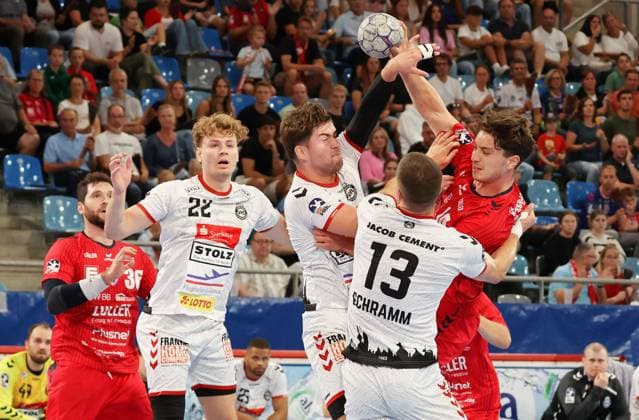 07.09.2025, Deutschland, Bietigheim, Handball 2. Bundesliga, SG BBM Bietigheim vs. VfL Lübeck-Schwartau, v.l. Magnus Holpert (VfL), Rasmus Willette Houmöller (VfL), Ole Schramm (VfL), Finn-Luca Nicolaus (BBM)