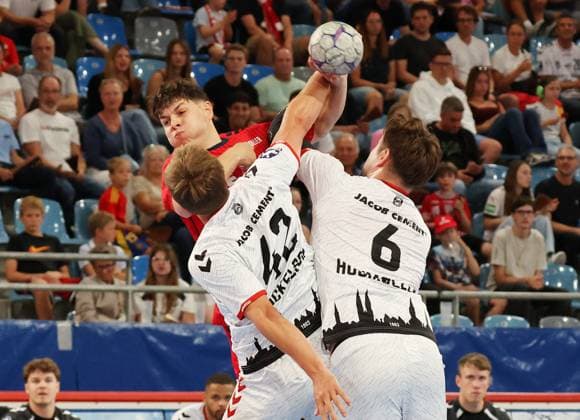 07.09.2025, Deutschland, Bietigheim, Handball 2. Bundesliga, SG BBM Bietigheim vs. VfL Lübeck-Schwartau, v.l. Max Prantner (BBM), Einar Nickelsen (VfL), Rasmus Willette Houmöller (VfL)