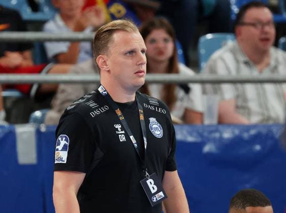 07.09.2025, Deutschland, Bietigheim, Handball 2. Bundesliga, SG BBM Bietigheim vs. VfL Lübeck-Schwartau, VfL Trainer David Röhrig