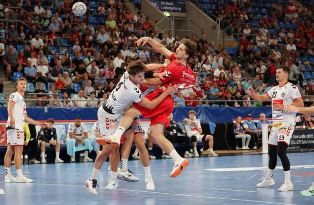 07.09.2025, Deutschland, Bietigheim, Handball 2. Bundesliga, SG BBM Bietigheim vs. VfL Lübeck-Schwartau, v.l. Rasmus Willette Houmöller (VfL), Finn-Luca Nicolaus (BBM)
