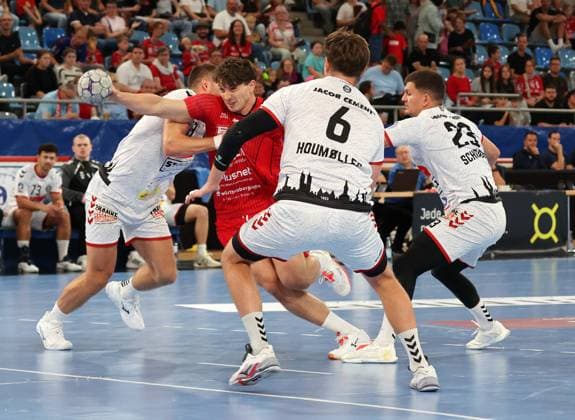 07.09.2025, Deutschland, Bietigheim, Handball 2. Bundesliga, SG BBM Bietigheim vs. VfL Lübeck-Schwartau, v.l. Ole Schramm (VfL), Finn-Luca Nicolaus (BBM), Rasmus Willette Houmöller (VfL), Janik Schrader (VfL)