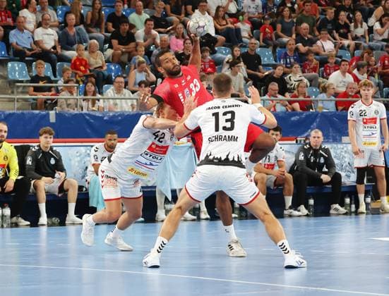 07.09.2025, Deutschland, Bietigheim, Handball 2. Bundesliga, SG BBM Bietigheim vs. VfL Lübeck-Schwartau, v.l. Einar Nickelsen (VfL), Djibril MÂ Bengue (BBM), Ole Schramm (VfL)
