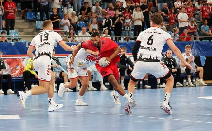 07.09.2025, Deutschland, Bietigheim, Handball 2. Bundesliga, SG BBM Bietigheim vs. VfL Lübeck-Schwartau, v.l. Ole Schramm (VfL), Einar Nickelsen (VfL), Djibril MÂ Bengue (BBM), Rasmus Willette Houmöller (VfL)