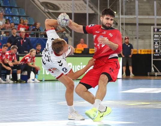 07.09.2025, Deutschland, Bietigheim, Handball 2. Bundesliga, SG BBM Bietigheim vs. VfL Lübeck-Schwartau, v.l. Einar Nickelsen (VfL), Juan de la Penna (BBM)