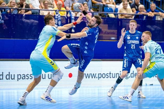 07.09.2025, xkwix, Handball, 1. Handball-Bundesliga, DAIKIN HBL 2025 26, TBV Lemgo Lippe - VfL Gummersbach, PHOENIX CONTACT Arena: Tim Suton (TVB Lemgo Lippe 23) im Zweikampf gegen Julian Köster (VfL Gummersbach 7) NRW Deutschland