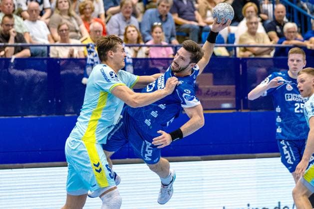07.09.2025, xkwix, Handball, 1. Handball-Bundesliga, DAIKIN HBL 2025 26, TBV Lemgo Lippe - VfL Gummersbach, PHOENIX CONTACT Arena: Tim Suton (TVB Lemgo Lippe 23) im Zweikampf gegen Julian Köster (VfL Gummersbach 7) NRW Deutschland
