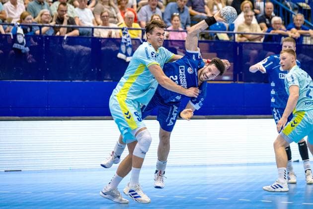 07.09.2025, xkwix, Handball, 1. Handball-Bundesliga, DAIKIN HBL 2025 26, TBV Lemgo Lippe - VfL Gummersbach, PHOENIX CONTACT Arena: Tim Suton (TVB Lemgo Lippe 23) im Zweikampf gegen Julian Köster (VfL Gummersbach 7) NRW Deutschland