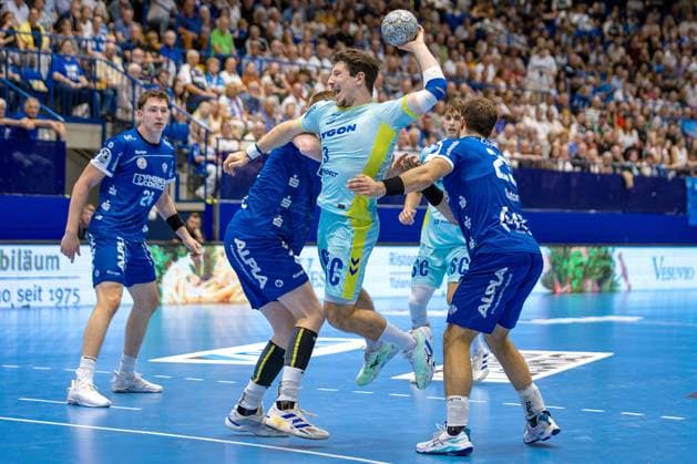 07.09.2025, xkwix, Handball, 1. Handball-Bundesliga, DAIKIN HBL 2025 26, TBV Lemgo Lippe - VfL Gummersbach, PHOENIX CONTACT Arena: Kay Smits (VfL Gummersbach 31) im Zweikampf gegen Niels Versteijnen (TVB Lemgo Lippe 25) NRW Deutschland