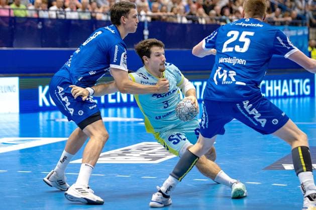 07.09.2025, xkwix, Handball, 1. Handball-Bundesliga, DAIKIN HBL 2025 26, TBV Lemgo Lippe - VfL Gummersbach, PHOENIX CONTACT Arena: Joao Gomes (VfL Gummersbach 3) im Zweikampf gegen Frederik Simak (TVB Lemgo Lippe 8) NRW Deutschland