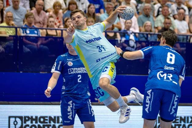 07.09.2025, xkwix, Handball, 1. Handball-Bundesliga, DAIKIN HBL 2025 26, TBV Lemgo Lippe - VfL Gummersbach, PHOENIX CONTACT Arena: Kay Smits (VfL Gummersbach 31) im Zweikampf gegen Frederik Simak (TVB Lemgo Lippe 8) NRW Deutschland