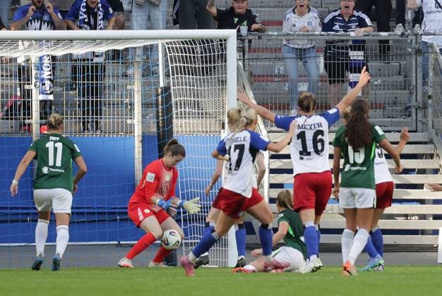 Ausgleich zum 3-3 in der Nachspielzeit , Torhueterin Stina Johannes (VfL Wolfsburg) ist machtlos, durch Christin Meyer (HSV) Fussball, GER, Frauen, Damen, Flyeralarm Frauen Bundesliga, Saison 2025 2026, Volksparkstadion, 1.Spieltag Hamburger SV gegen VfL Wolfsburg, 3-3