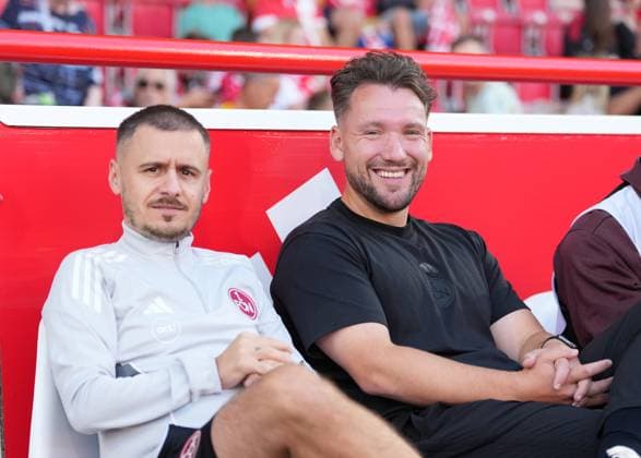 07.09.2025 - Fussball - Saison 2025 2026 - 1. Google Pixel Frauen Bundesliga - 1. Spieltag: 1. FC Union Berlin Frauen FCU - 1. FC Nürnberg Frauen FCN ( Club Clubfrauen) - ChPr - xchxprx - von links : Alan Niksic ( Betreuer 1. FC Nürnberg FCN ) Thomas Oostendorp ( Trainer 1. FC Nürnberg FCN )