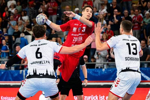 Bietigheim: HBL - 25 26 - SG BBM Bietigheim - VfL Luebeck-Schwartau v.li. Rasmus Willette Houmoeller (VfL Luebeck-Schwartau), Nikola Vlahovic (Bietigheim), Ole Schramm (VfL Luebeck-Schwartau) Bietigheim-Bissingen Egetrans Arena Baden-Württemberg Deutschland