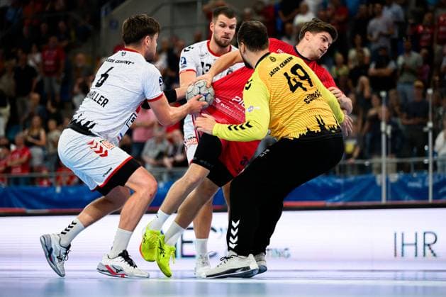 Bietigheim: HBL - 25 26 - SG BBM Bietigheim - VfL Luebeck-Schwartau v.li. Rasmus Willette Houmoeller (VfL Luebeck-Schwartau), Alexander Pfeifer (Bietigheim), Torhueter Nils Conrad (VfL Luebeck-Schwartau) Bietigheim-Bissingen Egetrans Arena Baden-Württemberg Deutschland