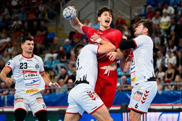 Bietigheim: HBL - 25 26 - SG BBM Bietigheim - VfL Luebeck-Schwartau v. li. im Zweikampf Ole Schramm (VfL Luebeck-Schwartau), Fynn Nicolaus (Bietigheim), Rasmus Willette Houmoeller (VfL Luebeck-Schwartau) Bietigheim-Bissingen Egetrans Arena Baden-Württemberg Deutschland