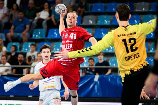 Bietigheim: HBL - 25 26 - SG BBM Bietigheim - VfL Luebeck-Schwartau Till Hermann (Bietighiem), Torhueter Paul Dreyer (VfL Luebeck-Schwartau) Bietigheim-Bissingen Egetrans Arena Baden-Württemberg Deutschland