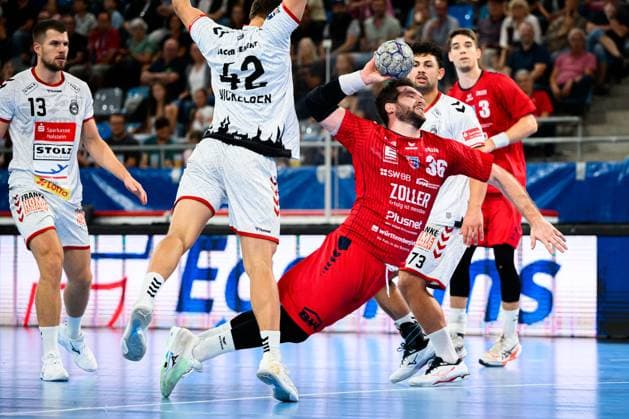 Bietigheim: HBL - 25 26 - SG BBM Bietigheim - VfL Luebeck-Schwartau v.li. Einar Nickelsen (VfL Luebeck-Schwartau), Jonathan Fischer (Bietigheim) Bietigheim-Bissingen Egetrans Arena Baden-Württemberg Deutschland