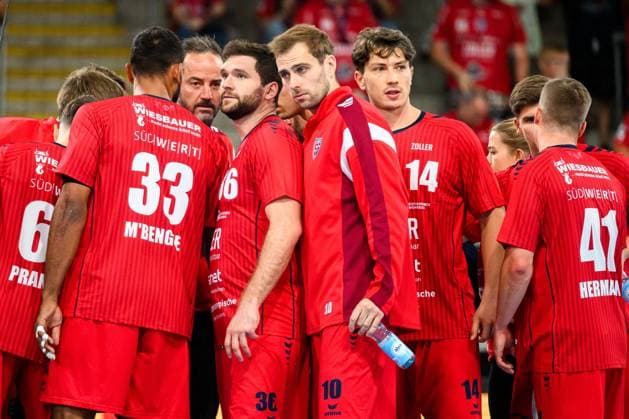 Bietigheim: HBL - 25 26 - SG BBM Bietigheim - VfL Luebeck-Schwartau Trainer Iker Romero (Bietigheim), Jonathan Fischer (Bietigheim), Tom Wolf (Bietigheim), Fynn Nicolaus (Bietigheim) unzufrieden enttäuscht enttaeuscht niedergeschlagen frustriert, Bietigheim-Bissingen Egetrans Arena Baden-Württemberg Deutschland