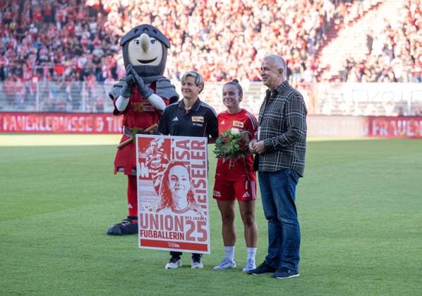 Fußball, Frauen, Saison 2025 2026, Google Pixel Frauen-Bundesliga (1. Spieltag), 1. FC Union Berlin - 1. FC Nürnberg, v. l. Jennifer Zietz (Geschäftsführerin Profifußball Frauen 1. FC Union Berlin), Lisa Heiseler (1. Frauen 1. FC Union), Präsident Dirk Zingler (1. FC Union), Lisa Heiseler wurde vor dem Spiel als Union-Fußballerin des Jahres ausgezeichnet, 07.09. 2025, Copyright: xMatthiasxKochx