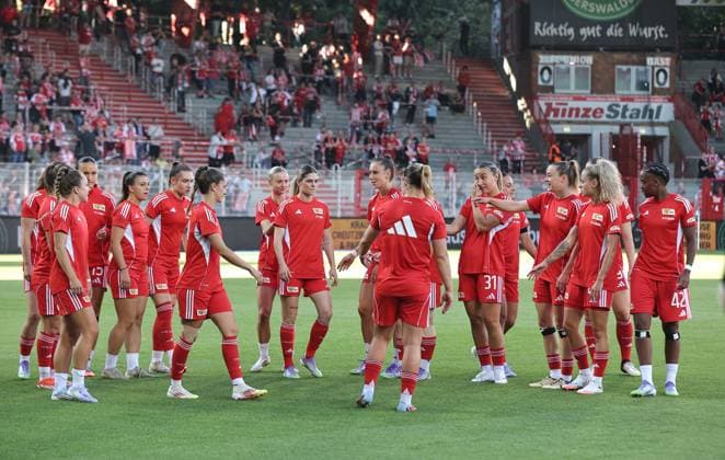 Union Mannschaft nach dem Erwärmen Fußball Fussball 1. Bundesliga Damen Frauen Saison 2025 2026 07.09.2025 1.FC Union Berlin vs. 1.FC Nürnberg FCN DFL regulations prohibit any use of photographs as image sequences and or quasi-video