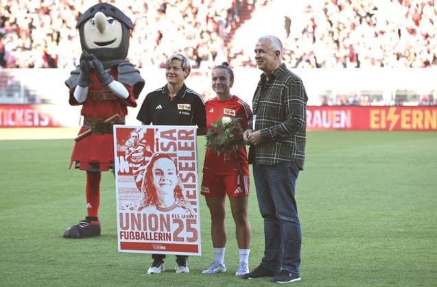 Sportliche Leiterin Jennifer Zietz, Lisa Heiseler Fußballerin des Jahres, Präsident Dirk Zingler Fußball Fussball 1. Bundesliga Damen Frauen Saison 2025 2026 07.09.2025 1.FC Union Berlin vs. 1.FC Nürnberg FCN DFL regulations prohibit any use of photographs as image sequences and or quasi-video