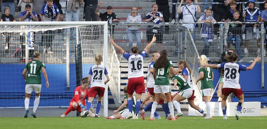 Ausgleich zum 3-3 in der Nachspielzeit , Torhueterin Stina Johannes (VfL Wolfsburg) ist machtlos, Torschuetzin 16 Christin Meyer (HSV) Fussball, GER, Frauen, Damen, Flyeralarm Frauen Bundesliga, Saison 2025 2026, Volksparkstadion, 1.Spieltag Hamburger SV gegen VfL Wolfsburg, 3-3