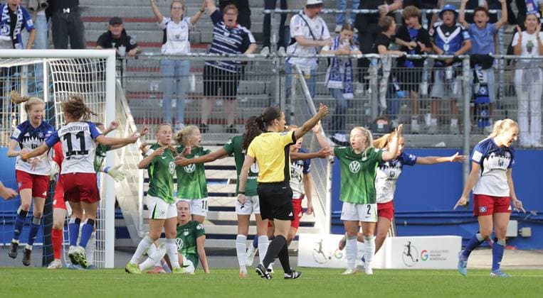 Ausgleich zum 3-3 in der Nachspielzeit , Torhueterin Stina Johannes (VfL Wolfsburg) ist machtlos, Diskussion der Wolfsburgerinnen mit Schiedsrichterin Angelika Soeder (Nuernberg) Fussball, GER, Frauen, Damen, Flyeralarm Frauen Bundesliga, Saison 2025 2026, Volksparkstadion, 1.Spieltag Hamburger SV gegen VfL Wolfsburg, 3-3