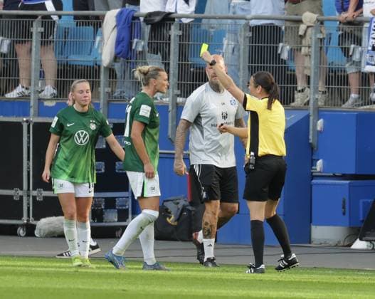 Schiedsrichterin Angelika Soeder (Nuernberg) zeigt Alexandra Popp (VfL Wolfsburg) die gelbe Karte nach dem Ausgleichstor Fussball, GER, Frauen, Damen, Flyeralarm Frauen Bundesliga, Saison 2025 2026, Volksparkstadion, 1.Spieltag Hamburger SV gegen VfL Wolfsburg, 3-3