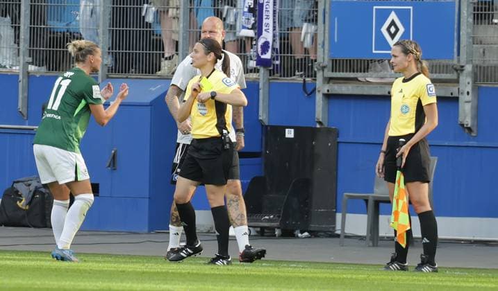 Schiedsrichterin Angelika Soeder (Nuernberg) zeigt Alexandra Popp (VfL Wolfsburg) die gelbe Karte nach dem Ausgleichstor Fussball, GER, Frauen, Damen, Flyeralarm Frauen Bundesliga, Saison 2025 2026, Volksparkstadion, 1.Spieltag Hamburger SV gegen VfL Wolfsburg, 3-3