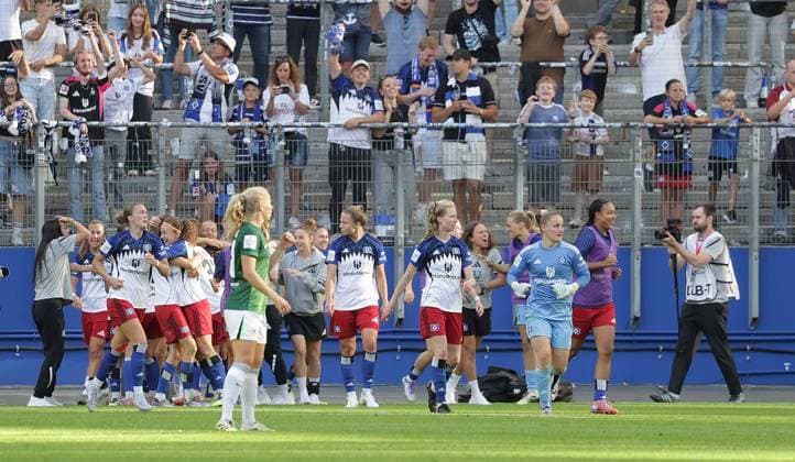 Hamburg jubelt waehrend Wolfsburg enttaeuscht ist Fussball, GER, Frauen, Damen, Flyeralarm Frauen Bundesliga, Saison 2025 2026, Volksparkstadion, 1.Spieltag Hamburger SV gegen VfL Wolfsburg, 3-3