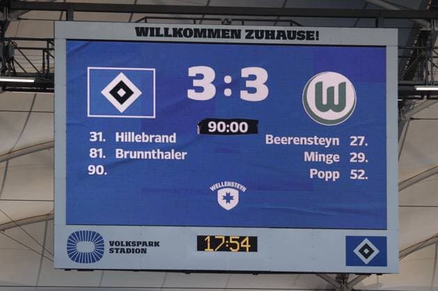 Anzeigentafel mit Endergebnis 3-3 Fussball, GER, Frauen, Damen, Flyeralarm Frauen Bundesliga, Saison 2025 2026, Volksparkstadion, 1.Spieltag Hamburger SV gegen VfL Wolfsburg, 3-3
