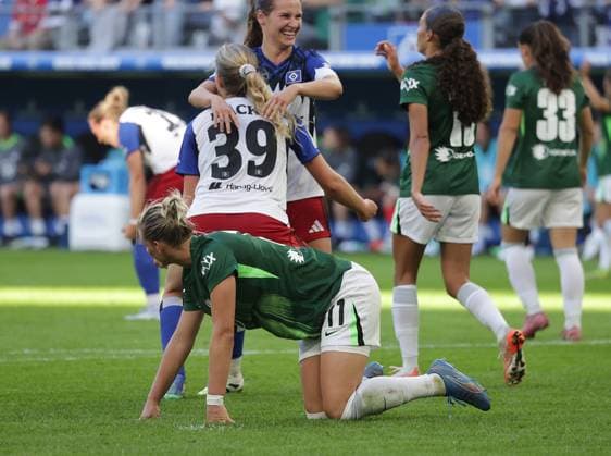 Alexandra Popp (VfL Wolfsburg) enttaeuscht , Nina Raecke (HSV) jubeltFussball, GER, Frauen, Damen, Flyeralarm Frauen Bundesliga, Saison 2025 2026, Volksparkstadion, 1.Spieltag Hamburger SV gegen VfL Wolfsburg, 3-3