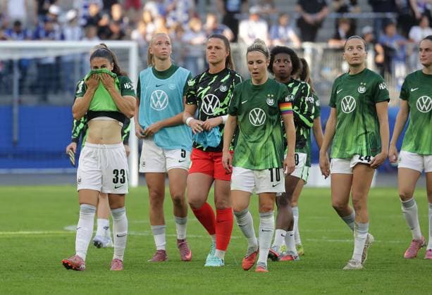 Judit Pujols (VfL Wolfsburg) und Svenja Huth (VfL Wolfsburg) und Team enttaeuscht Fussball, GER, Frauen, Damen, Flyeralarm Frauen Bundesliga, Saison 2025 2026, Volksparkstadion, 1.Spieltag Hamburger SV gegen VfL Wolfsburg, 3-3
