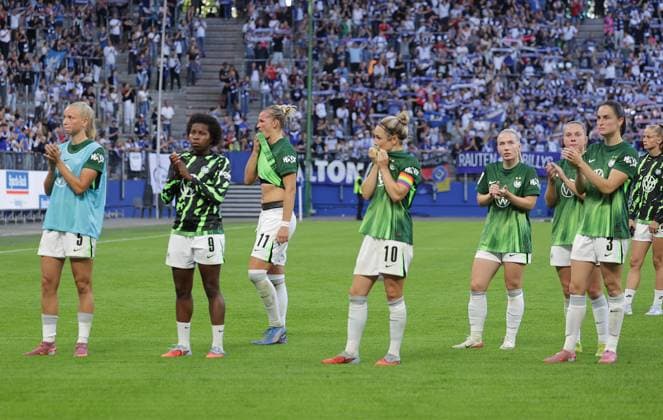 Enttaeuscht Svenja Huth (VfL Wolfsburg), Alexandra Popp (VfL Wolfsburg) und Team Fussball, GER, Frauen, Damen, Flyeralarm Frauen Bundesliga, Saison 2025 2026, Volksparkstadion, 1.Spieltag Hamburger SV gegen VfL Wolfsburg, 3-3