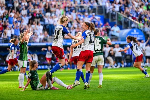 Fußball I Frauen I Saison 2025-2026 I Bundesliga I 1. Spieltag I Hamburger SV - VfL Wolfsburg I 07.09.2025 Jaqueline Dönges (21, Hamburger SV), Melanie Brunnthaler (11, Hamburger SV) feiern das Tor. Hamburg Volksparkstadion Hamburg Deutschland Copyright: xLobecax xHenningxRohlfsx