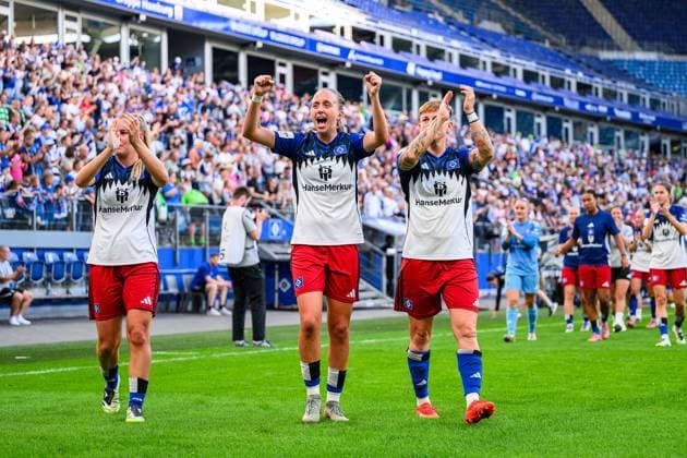 Fußball I Frauen I Saison 2025-2026 I Bundesliga I 1. Spieltag I Hamburger SV - VfL Wolfsburg I 07.09.2025 Svea Stoldt (8, Hamburger SV), Victoria Schulz (19, Hamburger SV), Jobina Verena Lahr (31, Hamburger SV) Hamburg Volksparkstadion Hamburg Deutschland Copyright: xLobecax xHenningxRohlfsx