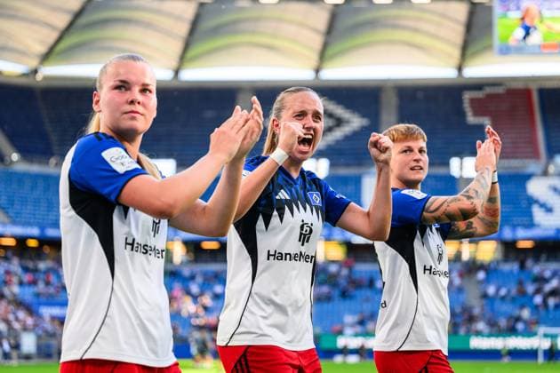 Fußball I Frauen I Saison 2025-2026 I Bundesliga I 1. Spieltag I Hamburger SV - VfL Wolfsburg I 07.09.2025 Svea Stoldt (8, Hamburger SV), Victoria Schulz (19, Hamburger SV), Jobina Verena Lahr (31, Hamburger SV) Hamburg Volksparkstadion Hamburg Deutschland Copyright: xLobecax xHenningxRohlfsx