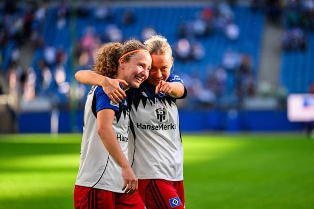 Fußball I Frauen I Saison 2025-2026 I Bundesliga I 1. Spieltag I Hamburger SV - VfL Wolfsburg I 07.09.2025 Melanie Brunnthaler (11, Hamburger SV), Sophie Hillebrand (22, Hamburger SV) Hamburg Volksparkstadion Hamburg Deutschland Copyright: xLobecax xHenningxRohlfsx
