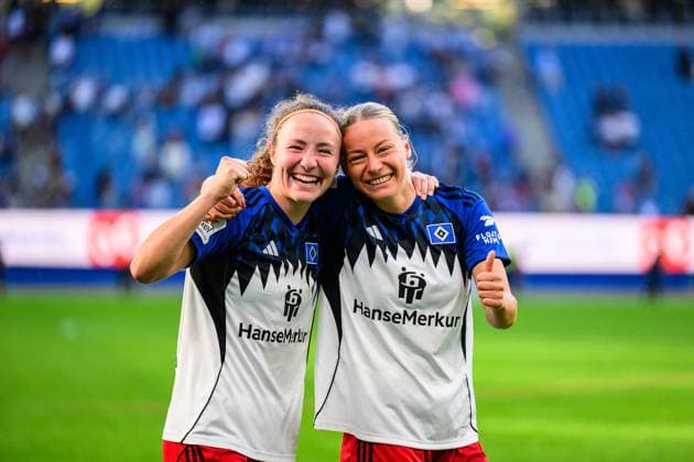 Fußball I Frauen I Saison 2025-2026 I Bundesliga I 1. Spieltag I Hamburger SV - VfL Wolfsburg I 07.09.2025 Melanie Brunnthaler (11, Hamburger SV), Sophie Hillebrand (22, Hamburger SV) Hamburg Volksparkstadion Hamburg Deutschland Copyright: xLobecax xHenningxRohlfsx