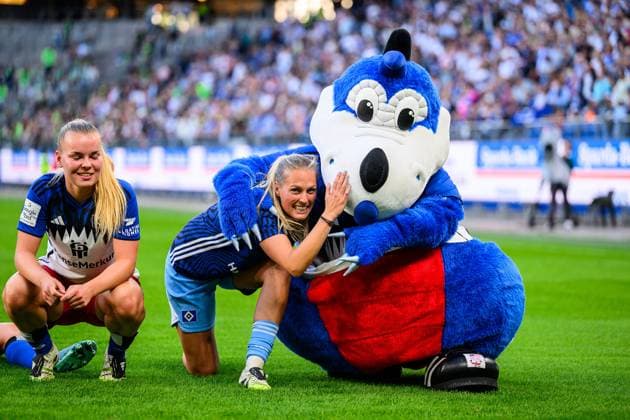 Fußball I Frauen I Saison 2025-2026 I Bundesliga I 1. Spieltag I Hamburger SV - VfL Wolfsburg I 07.09.2025 Svea Stoldt (8, Hamburger SV), Inga Schuldt (1, Hamburger SV), Dino Hermann (Hamburger SV Frauen) Hamburg Volksparkstadion Hamburg Deutschland Copyright: xLobecax xHenningxRohlfsx