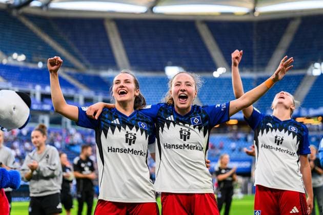Fußball I Frauen I Saison 2025-2026 I Bundesliga I 1. Spieltag I Hamburger SV - VfL Wolfsburg I 07.09.2025 Pauline Annette Machtens (28, Hamburger SV), Melanie Brunnthaler (11, Hamburger SV) Hamburg Volksparkstadion Hamburg Deutschland Copyright: xLobecax xHenningxRohlfsx