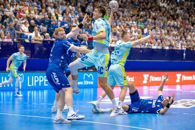 07.09.2025, xkwix, Handball, 1. Handball-Bundesliga, DAIKIN HBL 2025 26, TBV Lemgo Lippe - VfL Gummersbach, PHOENIX CONTACT Arena: Julian Köster (VfL Gummersbach 7) im Zweikampf gegen Nicolai Theilinger (TVB Lemgo Lippe 3) NRW Deutschland