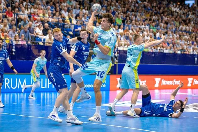 07.09.2025, xkwix, Handball, 1. Handball-Bundesliga, DAIKIN HBL 2025 26, TBV Lemgo Lippe - VfL Gummersbach, PHOENIX CONTACT Arena: Julian Köster (VfL Gummersbach 7) im Zweikampf gegen Nicolai Theilinger (TVB Lemgo Lippe 3) NRW Deutschland