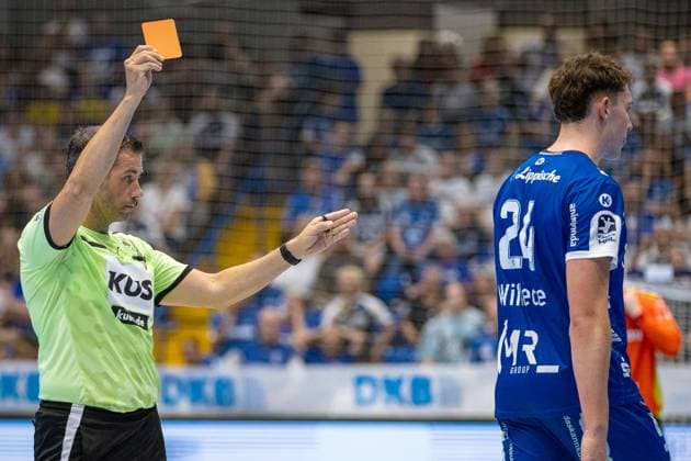 07.09.2025, xkwix, Handball, 1. Handball-Bundesliga, DAIKIN HBL 2025 26, TBV Lemgo Lippe - VfL Gummersbach, PHOENIX CONTACT Arena: Rote Karte für JoÃ«l Willecke (TBV Lemgo Lippe 24) NRW Deutschland